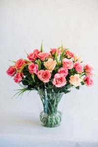 MIXED PINK ROSES IN GLASS VASE