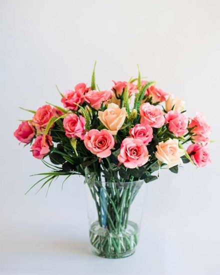 MIXED PINK ROSES IN GLASS VASE